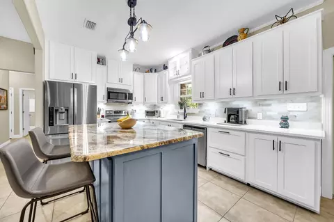 Kitchen - 79 Shoreline Dr, Freeport, FL 32439 photo 2 of 5
