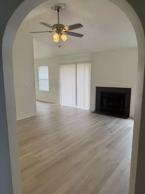 Living - 218 Westview Dr, Crestview, FL 32536 photo 2 of 3