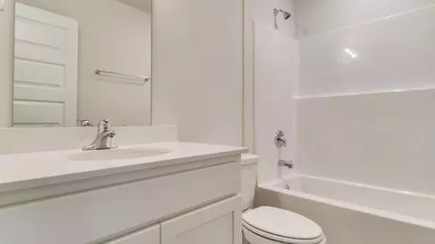 Bath - 5729 Dearing St, Crestview, FL 32539 photo 3 of 3