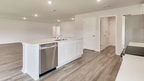 Kitchen - 5729 Dearing St, Crestview, FL 32539 photo 2 of 4