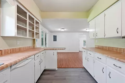 Kitchen - 2601 Lake Silver Rd, Crestview, FL 32536 photo 2 of 2