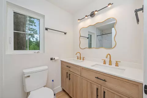 Bath - 6127 Barnes Rd, Crestview, FL 32536 photo 4 of 7