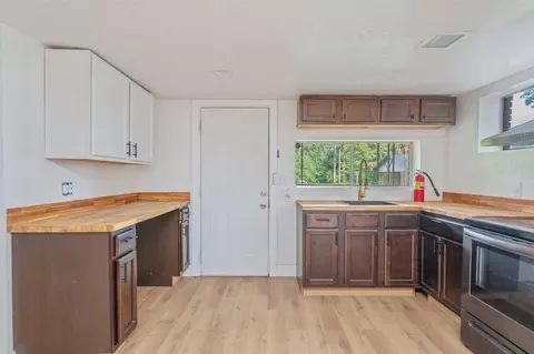 Kitchen - 6127 Barnes Rd, Crestview, FL 32536 photo 8 of 9