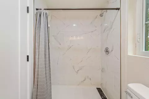 Bath - 6127 Barnes Rd, Crestview, FL 32536 photo 3 of 7