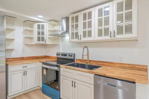 Kitchen - 6127 Barnes Rd, Crestview, FL 32536 photo 4 of 9
