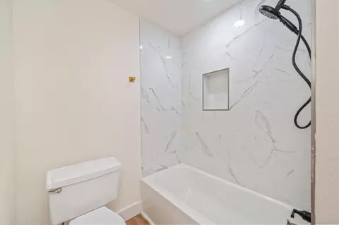 Bath - 6127 Barnes Rd, Crestview, FL 32536 photo 2 of 7