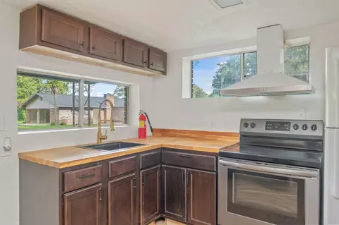 Kitchen - 6127 Barnes Rd, Crestview, FL 32536 photo 6 of 9