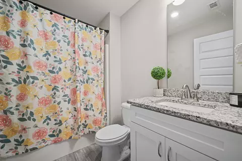 Bath - 3152 Maple St, Crestview, FL 32539 photo 3 of 5