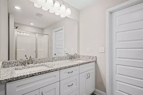Bath - 3152 Maple St, Crestview, FL 32539 photo 2 of 5