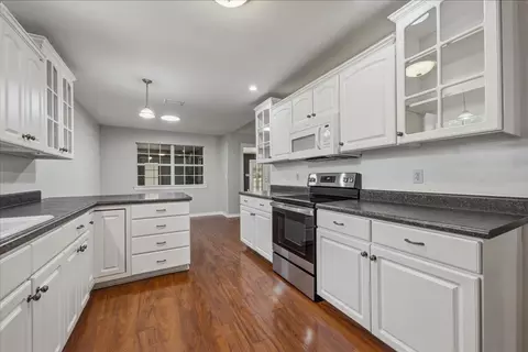 Kitchen - 112 Golf Course Dr, Crestview, FL 32536 photo 4 of 6