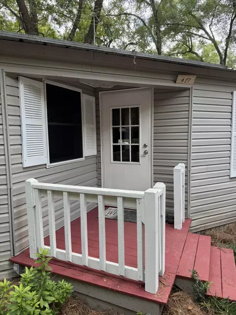 827 Squirrel Rd, Defuniak Springs, FL 32433