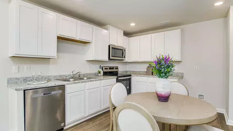 Kitchen - 4370 Damselfly Dr, Milton, FL 32583 photo 4 of 5