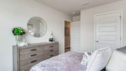 Bedroom - 4370 Damselfly Dr, Milton, FL 32583 photo 9 of 13