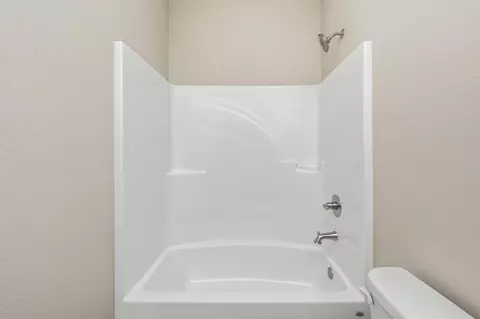 Bath - 607 Amos St, Crestview, FL 32539 photo 3 of 3