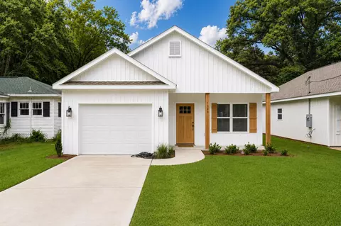 Exterior - 607 Amos St, Crestview, FL 32539 photo 2 of 7