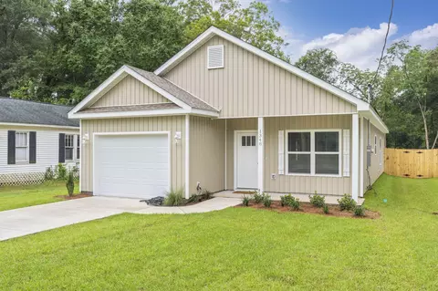 Exterior - 607 Amos St, Crestview, FL 32539 photo 4 of 7