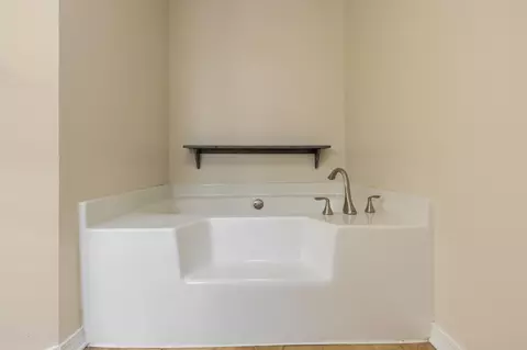 Bath - 4187 Roosevelt Way, Milton, FL 32583 photo 2 of 4