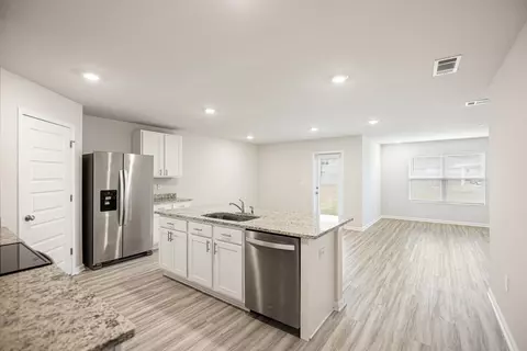 Kitchen - 924 Sandbar Loop, Crestview, FL 32539 photo 1 of 6