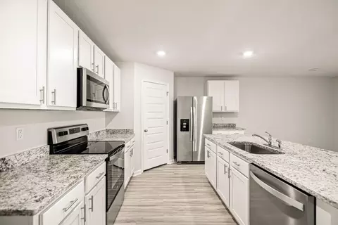 Kitchen - 924 Sandbar Loop, Crestview, FL 32539 photo 6 of 6