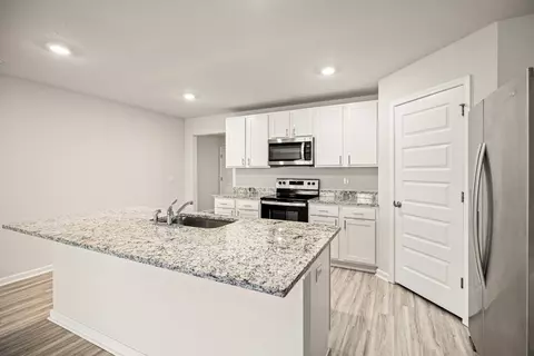 Kitchen - 924 Sandbar Loop, Crestview, FL 32539 photo 4 of 6