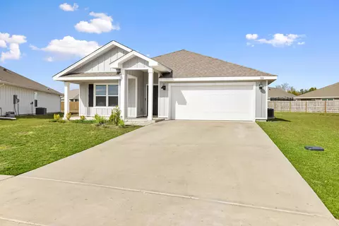 Exterior - 924 Sandbar Loop, Crestview, FL 32539 photo 4 of 9