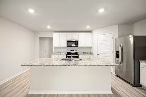 Kitchen - 924 Sandbar Loop, Crestview, FL 32539 photo 3 of 6