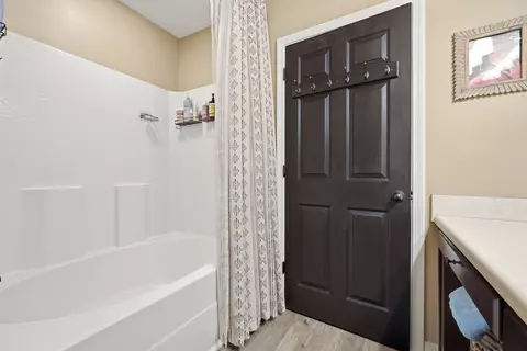 Bath - 4325 Glen Forest Dr, Milton, FL 32583 photo 2 of 3