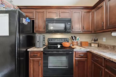Kitchen - 4325 Glen Forest Dr, Milton, FL 32583 photo 5 of 7