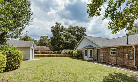 Exterior - 107 Kipling Dr, Crestview, FL 32539 photo 7 of 15