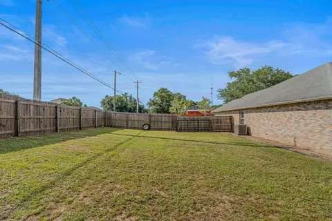 Exterior - 101 Conquest Ave, Crestview, FL 32536 photo 4 of 6