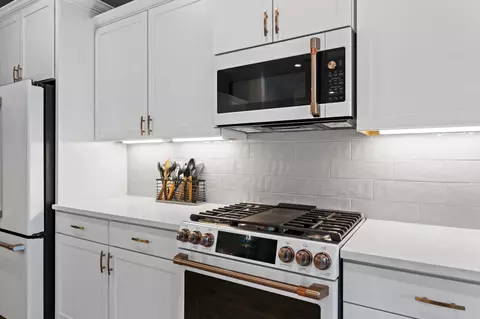 Kitchen - 148 Flora Ln, Freeport, FL 32439 photo 5 of 5