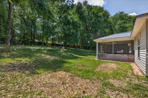 Exterior - 326 Lakeview Dr, Crestview, FL 32536 photo 4 of 7