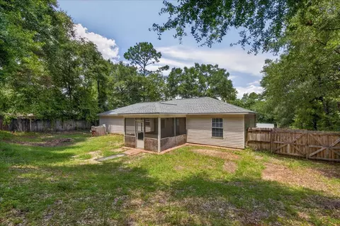 Exterior - 326 Lakeview Dr, Crestview, FL 32536 photo 5 of 7