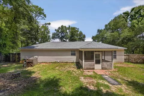 Exterior - 326 Lakeview Dr, Crestview, FL 32536 photo 6 of 7