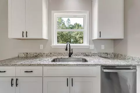 Kitchen - 5498 Goodwin Rd, Crestview, FL 32539 photo 5 of 8