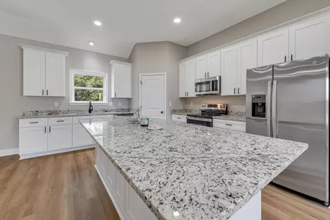 Kitchen - 5498 Goodwin Rd, Crestview, FL 32539 photo 2 of 8