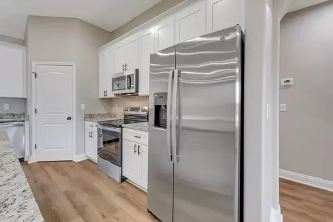 Kitchen - 5498 Goodwin Rd, Crestview, FL 32539 photo 3 of 8