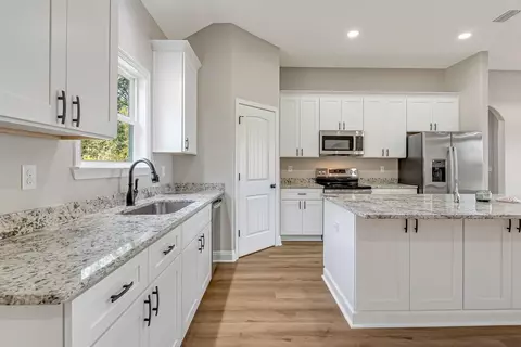 Kitchen - 5498 Goodwin Rd, Crestview, FL 32539 photo 4 of 8