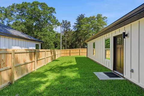 Exterior - 150 N Booker St, Crestview, FL 32536 photo 2 of 4