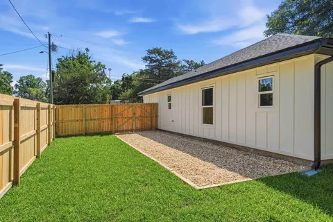 Exterior - 150 N Booker St, Crestview, FL 32536 photo 3 of 4