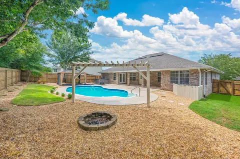 Exterior - 307 Gauntlet Dr, Crestview, FL 32539 photo 9 of 15