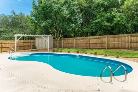 Exterior - 307 Gauntlet Dr, Crestview, FL 32539 photo 7 of 15