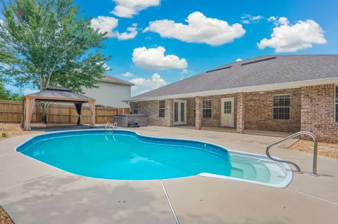 Exterior - 307 Gauntlet Dr, Crestview, FL 32539 photo 2 of 15