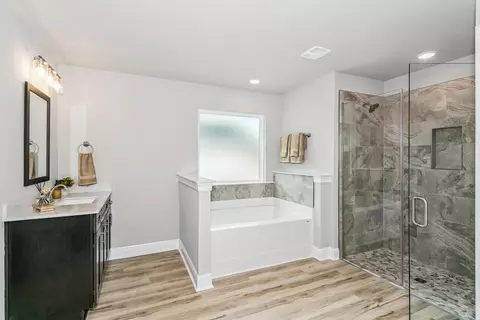 Bath - 6617 Prosperity Ln, Milton, FL 32570 photo 1 of 6