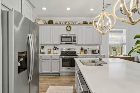Kitchen - 46 Laurel Oaks Dr, Freeport, FL 32439 photo 4 of 4