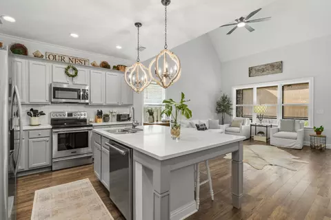 Kitchen - 46 Laurel Oaks Dr, Freeport, FL 32439 photo 3 of 4