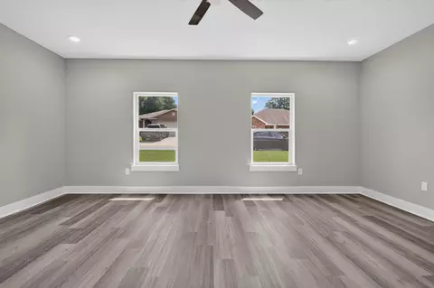 Living - 4540 Hermosa Rd, Crestview, FL 32539 photo 2 of 9
