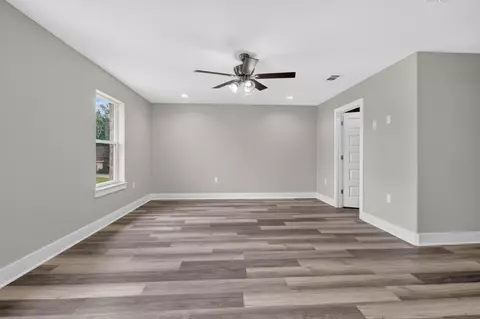 Living - 4540 Hermosa Rd, Crestview, FL 32539 photo 8 of 9