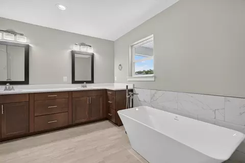 Bath - 4540 Hermosa Rd, Crestview, FL 32539 photo 5 of 12