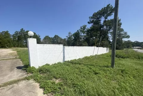 327 Ten Lake Dr, Defuniak Springs, FL 32433